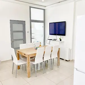 Luxury In The Centre Ac Parking Garden Apartment